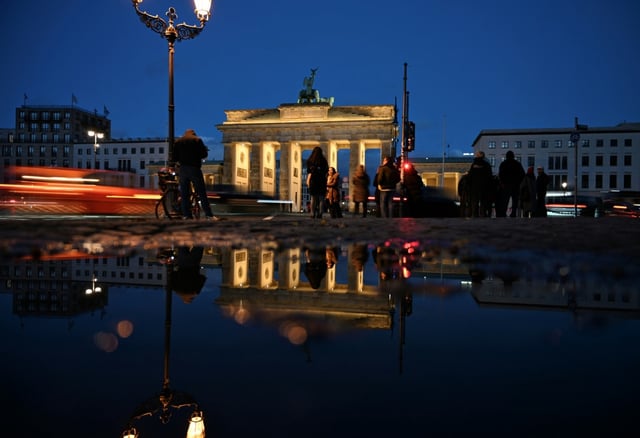 Das Brandenburger Tor in Berlin ist mit Farbe beschmiert worden.