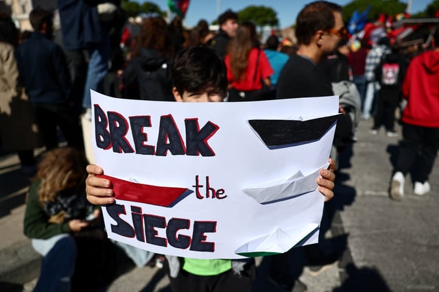 A boy attends a pro-Palestinian protest during a nationwide strike called by the USB union to condemn the Israeli forces' interception of some of the vessels of the Global Sumud Flotilla aiming to reach Gaza and break Israel's naval blockade, in Rome, Italy, October 3, 2025. REUTERS/Yara Nardi