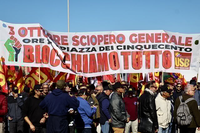 Pro-Palestinian demonstrators protest during a nationwide strike called by the USB union to condemn the Israeli forces' interception of some of the vessels of the Global Sumud Flotilla aiming to reach Gaza and break Israel's naval blockade, in Rome, Italy, October 3, 2025. REUTERS/Yara Nardi