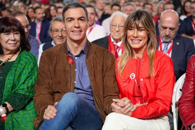 Archivo - El Presidente del Gobierno, Pedro Sánchez, y su esposa Begoña Gómez durante la clausura del 41º Congreso Federal del PSOE en el Palacio de Congresos y Exposiciones. A 1 de diciembre de 2024, en Sevilla, Andalucía (España).