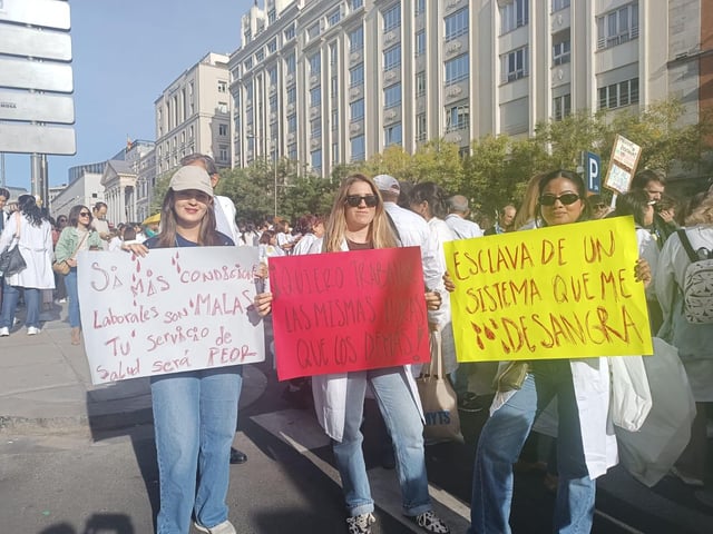 Las doctoras Mazón (cartel rojo) y Acosta (amarillo) junto a una compañera.