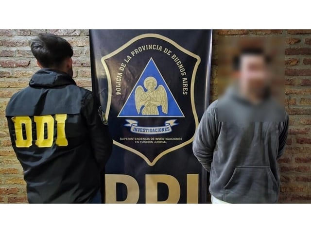 Este es uno de los sujetos que resultó aprehendido por los investigadores.