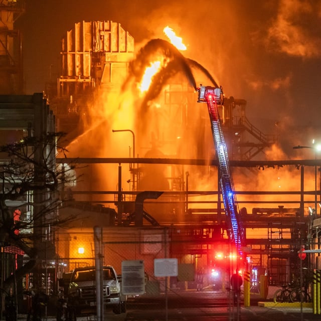 EL SEGUNDO, CALIFORNIA - OCTOBER 3: Fire burns at a Chevron refinery on October 3, 2025 in El Segundo, California. A big explosion around 10 pm (PST) on October 2, producing a large orange blaze that could be seen from miles away from the refinery close by the Los Angeles airport. (Photo by Apu Gomes/Getty Images)