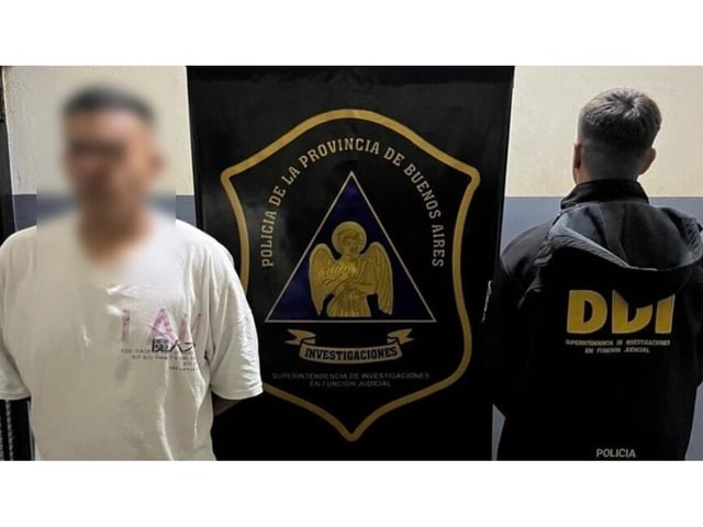 Este es uno de los individuos que resultó aprehendido por los investigadores policiales.