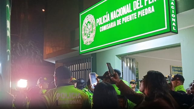 A la sede policial también acudieron otros transportistas, quienes demandaron la liberación inmediata de sus compañeros.