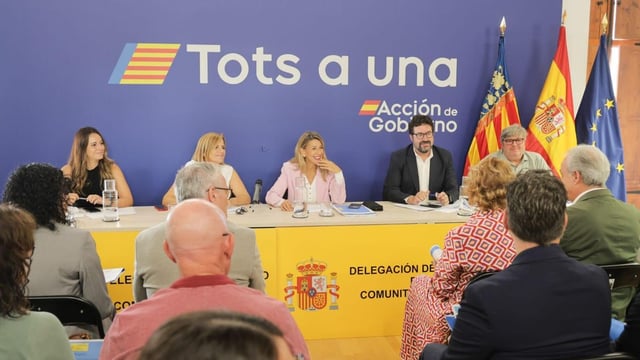 La vicepresidenta Yolanda Díaz se reúne en València con 80 alcaldes de zonas afectadas y anuncia una segunda fase del plan, que se abre a entidades sin ánimo de lucro y ONG y permite perfiles más cualificados 