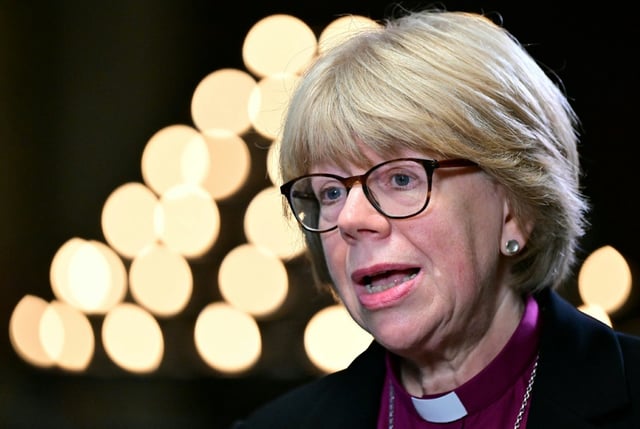 La nouvelle archevêque de Canterbury, Sarah Mullally, première femme à diriger l'Église d'Angleterre de son histoire, lors d'une interview à la cathédrale de Canterbury, dans le sud-est de l'Angleterre, le 3 octobre 2025, suite à l'annonce de sa nomination