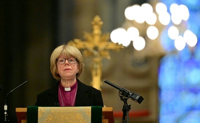 La nouvelle archevêque de Canterbury, Sarah Mullally, première femme à diriger l'Église d'Angleterre de son histoire, à la cathédrale de Canterbury, dans le sud-est de l'Angleterre, le 3 octobre 2025, suite à l'annonce de sa nomination