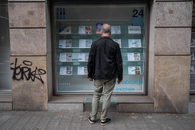 Escaparates de locales inmobiliarios en el centro de barcelona.