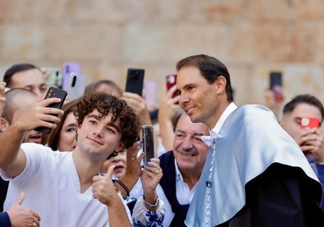 El extenista Rafa Nadal se fotografía con el público antes de ser investido doctor Honoris Causa por la Universidad de Salamanca