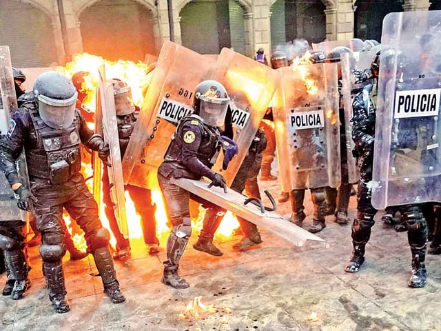 Agentes e integrantes del Bloque Negro chocaron. Los encapuchados les lanzaron cohetones, bombas molotov, piedras y palos.
