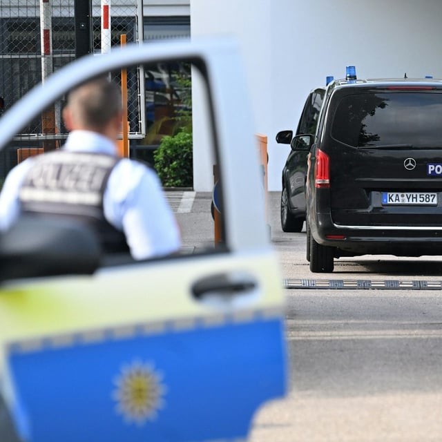 Ein Polizeiauto steht vor dem Bundesgerichtshof.