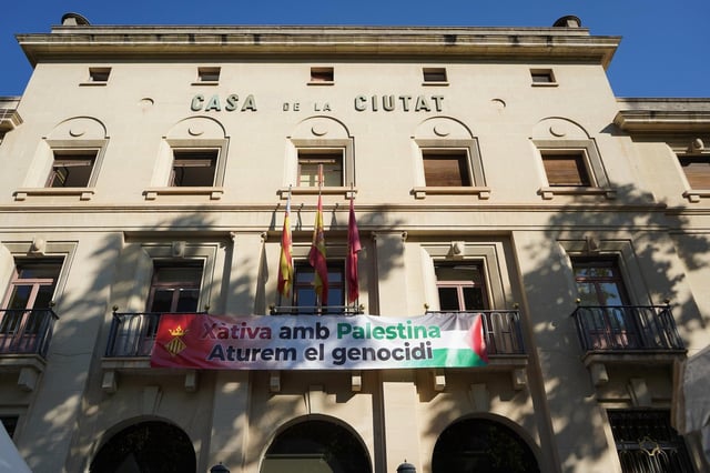 Cuelgan pancartas contra el genocidio en Gaza en el Ayuntamiento y la Casa de les Dones de Xàtiva