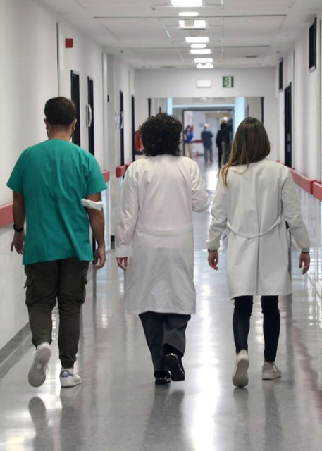 Médicos del CHUS en el servicio de Urgencias.