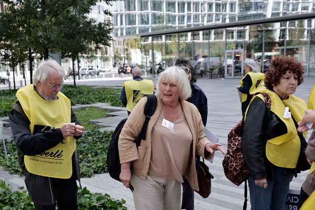 Claude Hury (au centre), cofondatrice de l’association Ultime Liberté, à son arrivée au tribunal judiciaire de Paris, le 15 septembre.