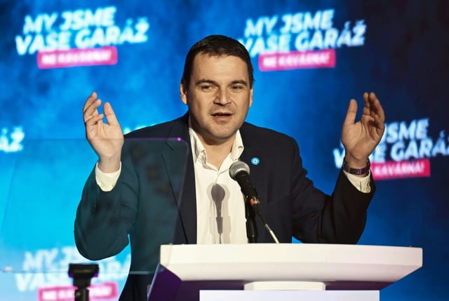Le candidat du nouveau parti "La Voix des automobilistes" Petr Macinka en campagne pour les législatives à Prague le 23 septembre 2025