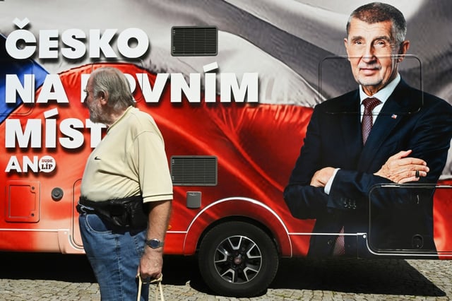 Un passant devant le car du candidat Andrej Babis à Kutna Hora, en République tchèque, le 18 août 2025