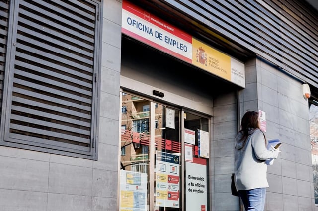 Una mujer en una oficina del SEPE