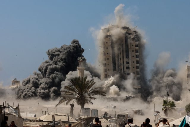 El humo se eleva durante los ataques israelíes contra la Torre Mushtaha en la ciudad de Gaza el 5 de septiembre de 2025, en medio de la guerra entre Israel y el movimiento militante Hamás. Foto: Omar AL-QATTAA / AFP