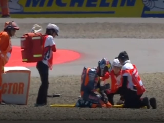 Valentín Perrone, atendido por la emergencia médica tras su caída.