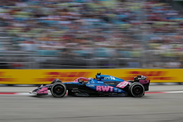 Franco Colapinto gira en el circuito callejero de Singapur, donde se desarrolla la 18a carrera de la temporada de Fórmula 1