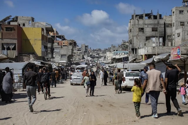 Palestinos desplazados internamente caminan en Khan Younis, en el sur de la Franja de Gaza, el 30 de septiembre de 2025. Foto: EFE/HAITHAM IMAD