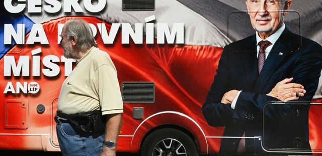 Un passant devant le car du candidat Andrej Babis à Kutna Hora, en République tchèque, le 18 août 2025