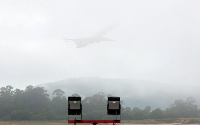 Un avión de Air Nostrum con niebla en el aeropuerto de Vigo durante este verano