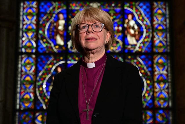 La nueva arzobispa designada de Canterbury, Sarah Mullally, posa para una fotografía en la Capilla de la Corona de la Catedral de Canterbury, en el sureste de Inglaterra, el 3 de octubre de 2025