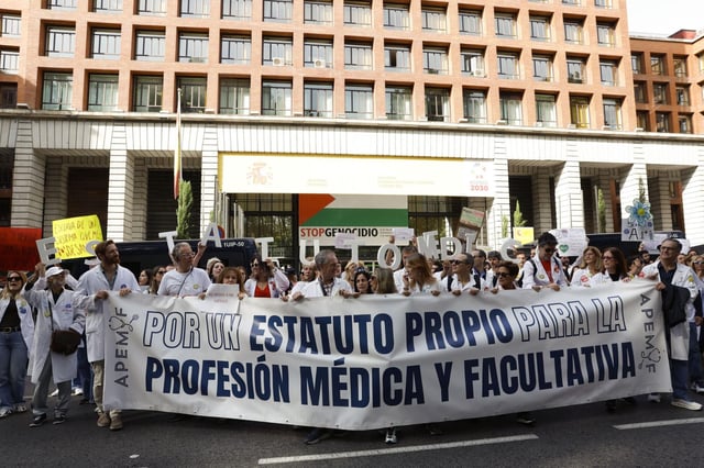 Manifstación de médicos ante el Ministerio de Sanidad en protesta por la refrma del Estatuo Marco que regula las condiciones laborales de los profesionales sanitarios.