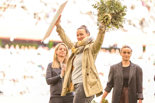 Vielen Dank für die Blumen: Almuth Schult verabschiedete sich im April aus der Nationalmannschaft.
