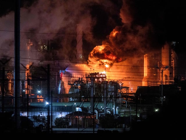 Flames rise from the Chevron refinery in El Segundo, Calif., Thursday, Oct. 2, 2025. (AP Photo/Ethan Swope)