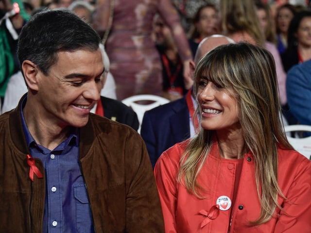 Spain's prime minister Pedro Sanchez (L) sits with his wife Begona Gomez as they attend the 41st congress of Spanish Socialist Workers Party (PSOE) at Palacio de Exposiciones in Seville on December 1 2024. PSOE is celebrating its where was re-elected head Party. (Photo by CRISTINA QUICLER / AFP) - FTP CLARIN AFP__20241201__36NX7AE__v1__HighRes__SpainPoliticsPsoeConvention.jpg Z Invitado