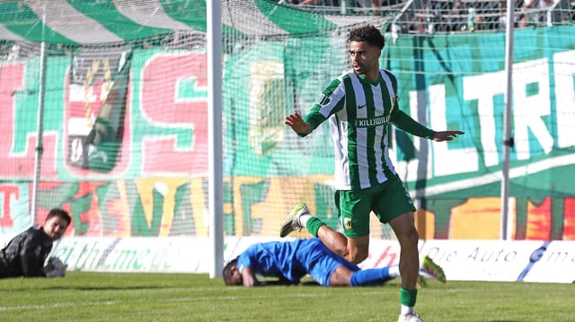 Stanley Ratifo (30, Chemie Leipzig) bejubelt sein Tor zum 2:0.