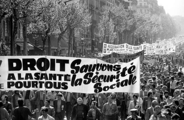 Des citoyens manifestent lors de la journée nationale d’action pou rla défense de la sécurité sociale, le 13 mai 1980.