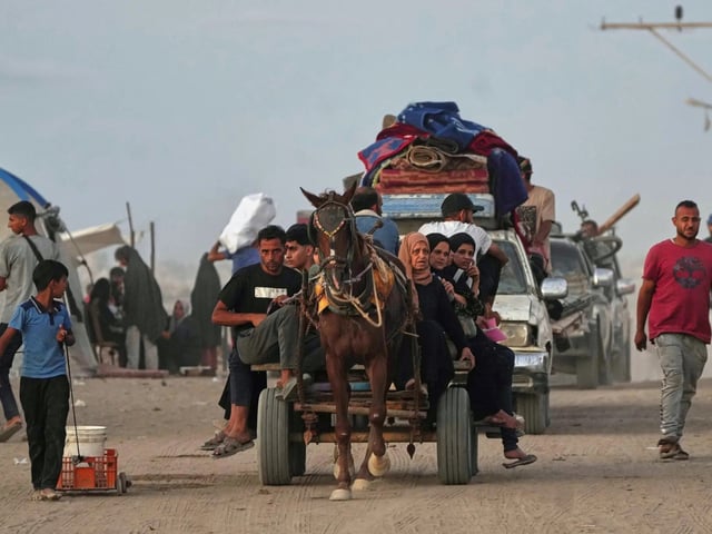 Palestinos huyendo del norte de Gaza con sus pertenencias por la carretera costera cerca de Wadi Gaza el miércoles. Crédito... Abdel Kareem Hana/Associated Press