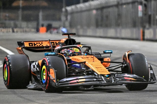 Le pilote australien Oscar Piastri (McLaren) pendant la deuxième séance d'essais libres du GP de Singapour de F1 le 3 octobre 2025