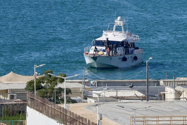 Un barco de la Flotilla Global Sumud interceptado por las fuerzas israelíes en el mar Mediterráneo, frente a las costas de la Franja de Gaza, es escoltado hasta el puerto meridional de Ashdod. Foto: Saeed QAQ / AFP