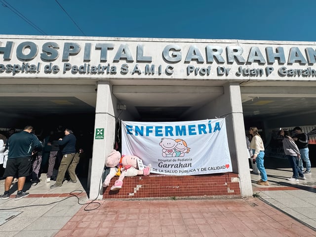 AME8989. BUENOS AIRES (ARGENTINA), 12/09/2025.- Fotografía que muestra el exterior del Hospital Garrahan durante una huelga de sus trabajadores este viernes, en Buenos Aires (Argentina). Los trabajadores del Hospital Garrahan, el principal centro de pediatría de Argentina, realizan una movilización en rechazo al veto del presidente Javier Milei a una ley que declara la emergencia en salud pediátrica. EFE/ Juan Ignacio Roncoroni