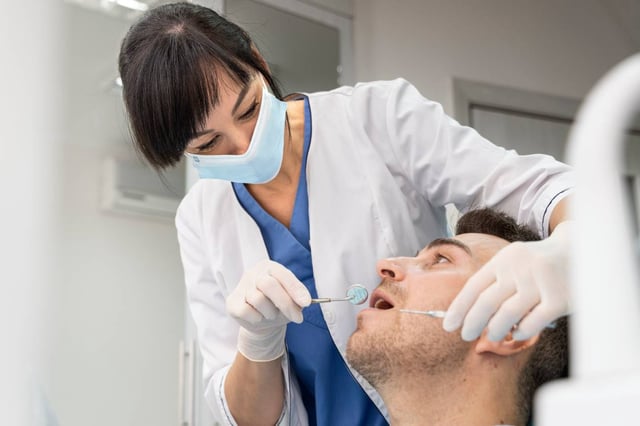 Dentinsta haciendo un chequeo (Freepik)