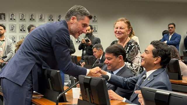 Relator, deputado Alex Manente (Cidadania-SP) e autor, deputado Marcos Pereira (Republicanos-SP) trocam cumprimentos após aprovação de proposta que amplia poderes do STF.