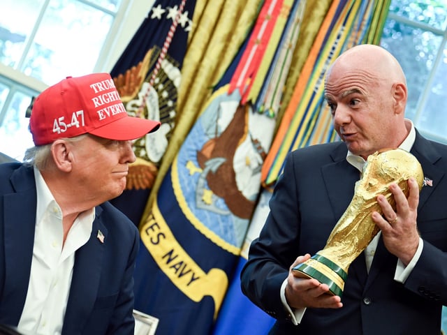 WASHINGTON (United States), 22/08/2025.- FIFA President Gianni Infantino (R) hands US President Donald Trump (L) the FIFA World Cup trophy after announcing the 2026 FIFA World Cup draw will be held at the Kennedy Center in December 2025, in the Oval Office of the White House in Washington, DC, USA, 22 August 2025. The 2026 FIFA World Cup, coming to North America next summer will be the first World Cup with three host countries in the U.S., Canada and Mexico, and it will be the first to feature a 48-team field. EFE/EPA/ANNABELLE GORDON / POOL