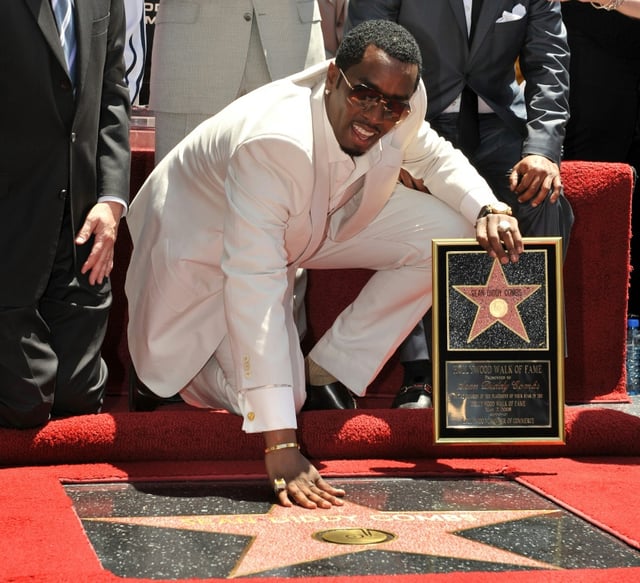 Le musicien et homme d'affaires Sean "Diddy" Combs après la pause d'une étoile à son nom sur le  Hollywood walk of fame, à Hollywood, Californie, le mai 2008.   AFP PHOTO/GABRIEL BOUYS