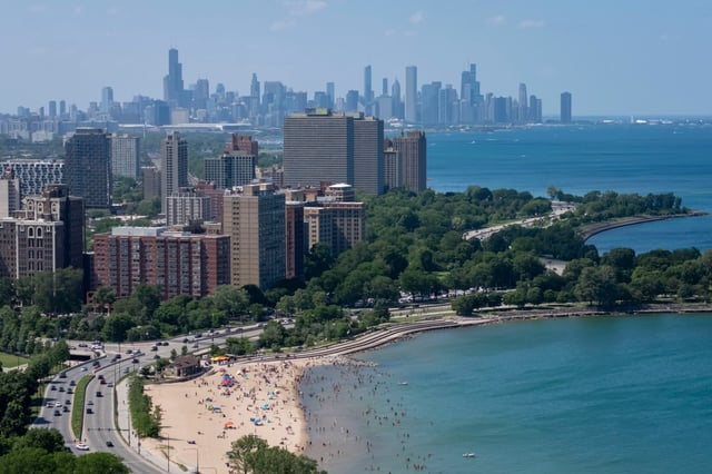 A view of the Chicago skyline and Lake Michigan, June 22, 2025, from the 57th Street Beach. Brian Cassella/Chicago Tribune)