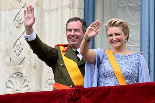 El gran duque de Luxemburgo, Guillermo, y la gran duquesa Estefanía saludan desde el balcón del Palacio Gran Ducal, el 3 de octubre de 2025.