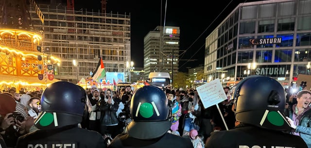 Polizisten standen den aufgebrachten Demonstranten am Donnerstagabend gegenüber