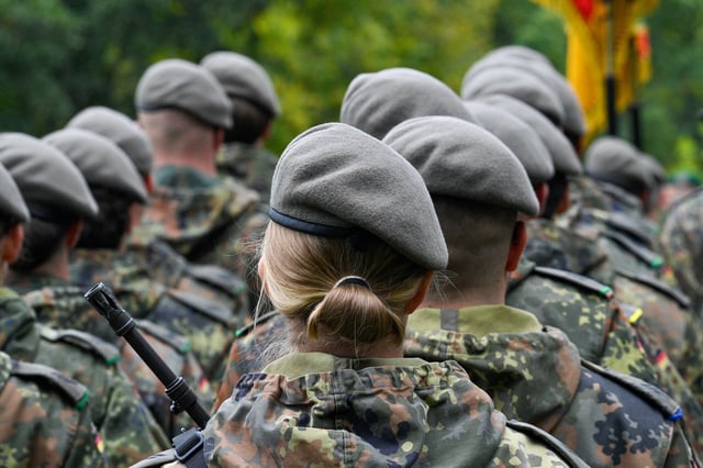 Die CDU/CSU-Regierungsfraktion stoppt die Beratung im Bundestag zum geplanten neuen Gesetz für einen attraktiveren Wehrdienst. (Symbolbild)