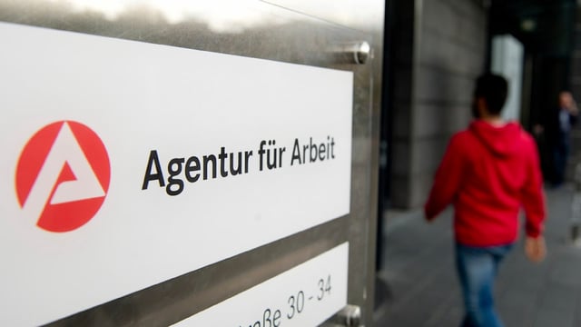 Zahlen der Bundesarbeitsagentur zeigen: Die Summe, die ins Ausland überwiesen wird, ist erneut gestiegen.