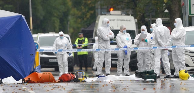 Forensische Teams am Tatort an der Synagoge am Heaton Park in Manchester