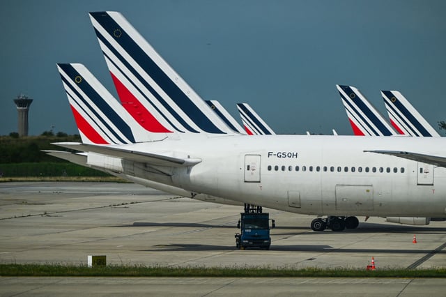 En France, ces dernières années, aéroports et autorités ont renforcé leurs règles pour prendre en compte la menace croissante que représentent les drones.